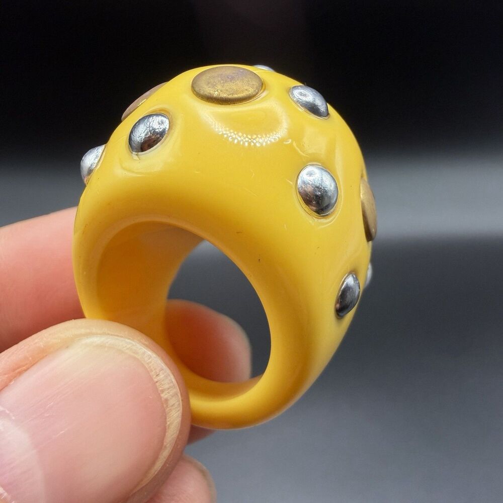 Vtg Yellow Dome  Estate Chunky Bakelite Studded Punk Y2k Mod Retro Size 5 Ring